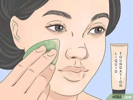 Нанесите готический макияж. Шаг 9