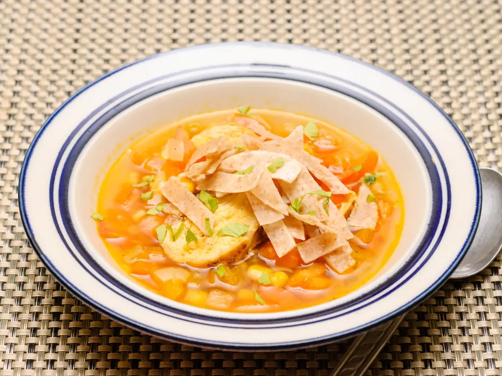 Как приготовить суп из куриной тортильи (с иллюстрациями)