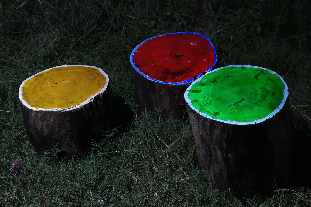 Как создать светящиеся в темноте табуреты для костра из бревен: 9 шагов