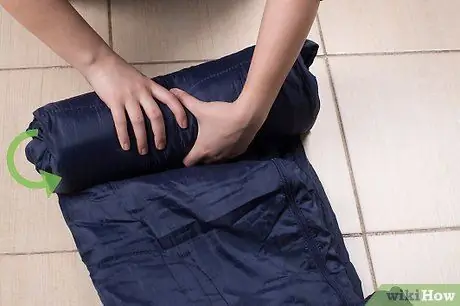 Упакуйте спальный мешок Шаг 3