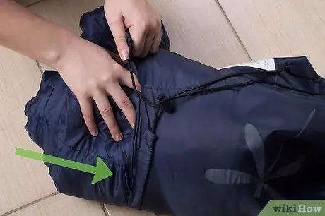 Упакуйте спальный мешок Шаг 4