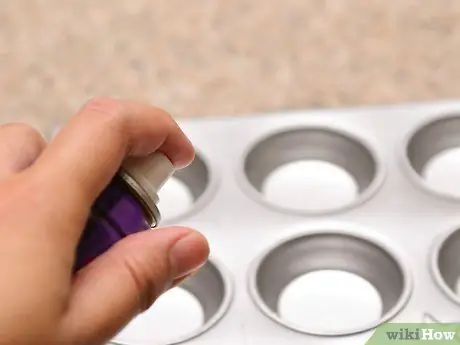 Выпекать яйца в формах для маффинов Шаг 1