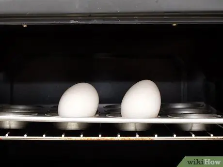 Выпекать яйца в формах для маффинов Шаг 12