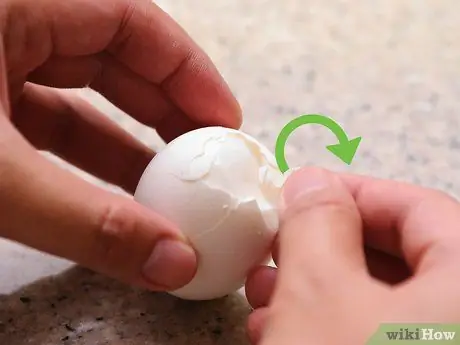 Выпекать яйца в формах для маффинов Шаг 14