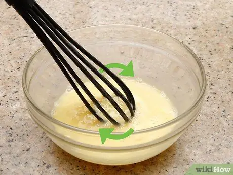 Выпекать яйца в формах для маффинов Шаг 2