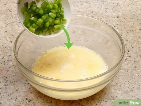 Выпекать яйца в формах для маффинов Шаг 3