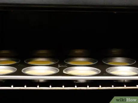 Выпекать яйца в формах для маффинов Шаг 5