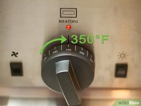 Выпекать яйца в формах для маффинов Шаг 6