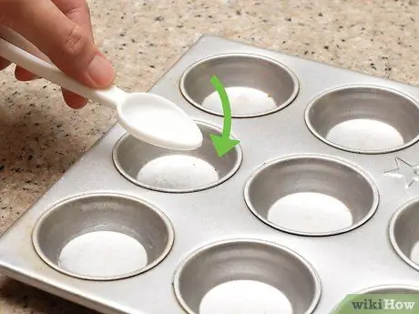 Выпекать яйца в формах для маффинов Шаг 7