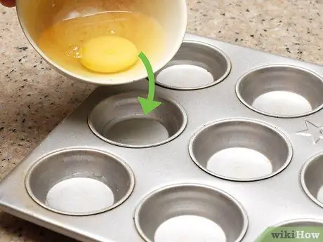 Выпекать яйца в формах для маффинов Шаг 8