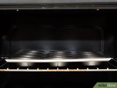 Выпекать яйца в формах для маффинов Шаг 9