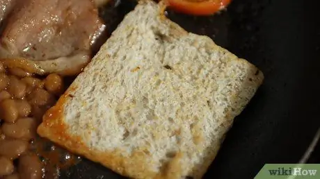 Приготовьте традиционный полный английский завтрак. Шаг 5