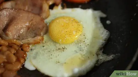 Приготовьте традиционный полный английский завтрак Шаг 6