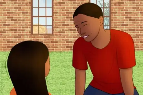 Родитель радостно разговаривает с ребенком на заднем дворе