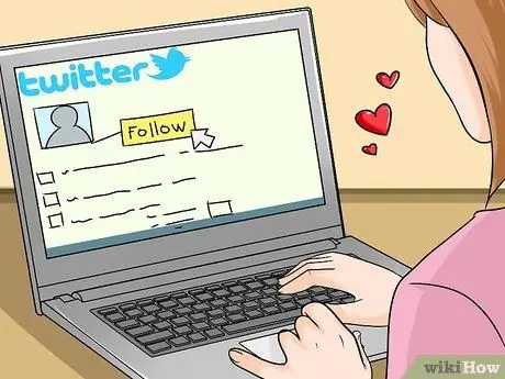 Заставьте парня всегда хотеть с вами поговорить Шаг 1