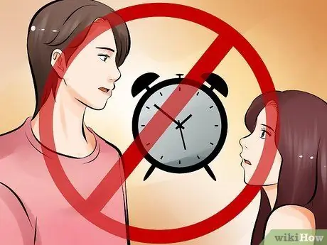 Скажите кому-нибудь, чтобы он перестал с вами флиртовать. Шаг 11