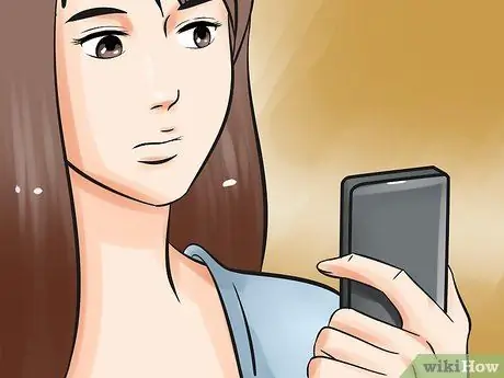 Скажите кому-нибудь, чтобы он перестал с вами флиртовать. Шаг 13