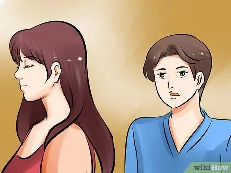 Скажите кому-нибудь, чтобы он перестал с вами флиртовать. Шаг 14