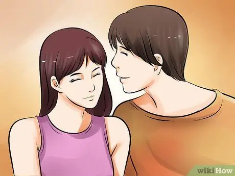 Скажите кому-нибудь, чтобы он перестал с вами флиртовать. Шаг 3