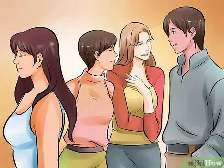 Скажите кому-нибудь, чтобы он перестал с вами флиртовать. Шаг 6