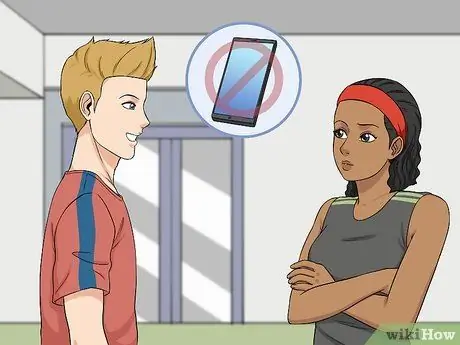 Поговорите с девушкой в спортзале Шаг 11