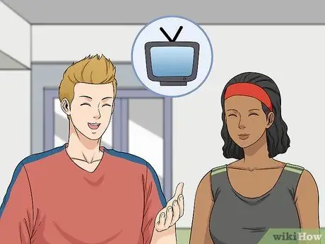 Поговорите с девушкой в спортзале Шаг 12