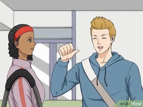 Поговорите с девушкой в спортзале Шаг 13