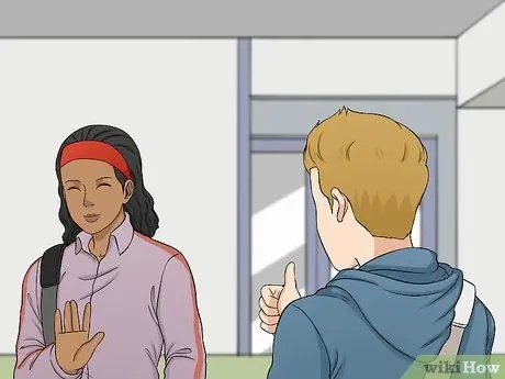 Поговорите с девушкой в спортзале Шаг 14