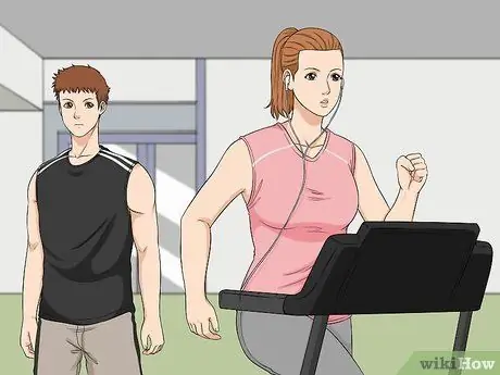 Поговорите с девушкой в спортзале Шаг 4