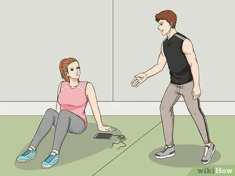 Поговорите с девушкой в спортзале Шаг 5