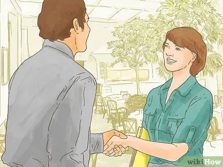 Подойдите ближе к девушке, шаг 1