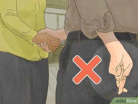 Подойдите ближе к девушке Шаг 15