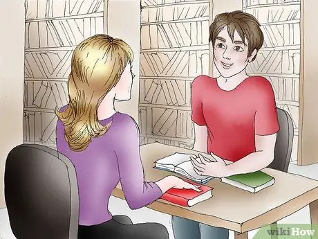 Узнай, нравишься ли ты застенчивому парню Шаг 11