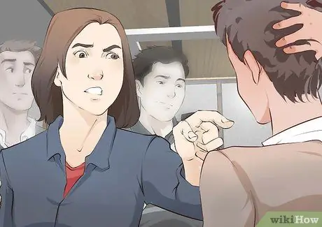 Как реагировать, если парень начинает играть с собой на публике Шаг 5