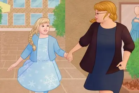 Сестры бегают по городской площади 1