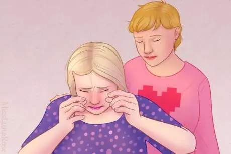 Девушка утешает плачущую сестру