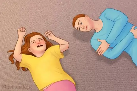 Взрослый лежит на полу с плачущим ребенком