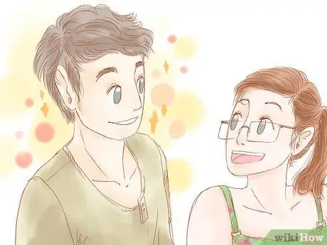 Подойдите к девушке, если вы застенчивы и не знаете, что сказать. Шаг 3