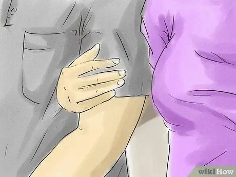 Заставьте своего парня снова взяться за руки, шаг 5