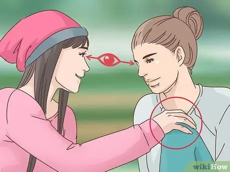 Пригласите девушку на свидание, если вы девушка. Шаг 1