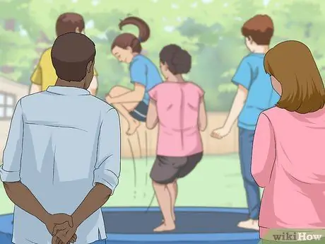 Справляйтесь с неловкими визитами ваших родственников в законе Шаг 9