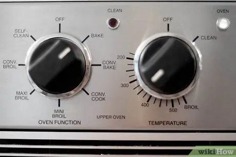 Приготовьте шоколадное печенье из покупного в магазине теста, шаг 2