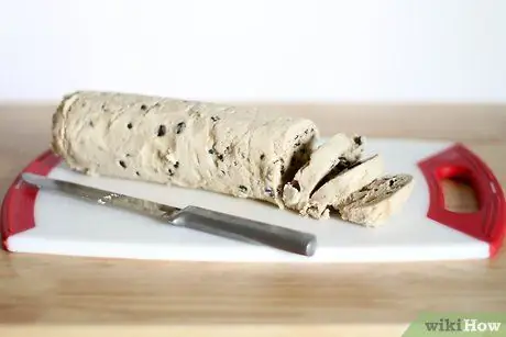 Приготовьте шоколадное печенье из покупного в магазине теста Шаг 3