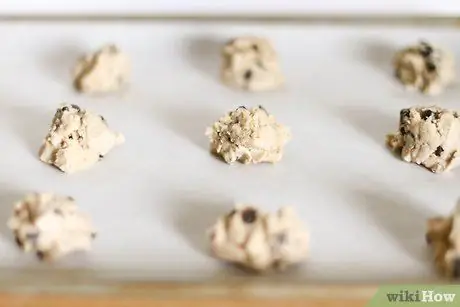 Приготовьте шоколадное печенье из покупного в магазине теста Шаг 4