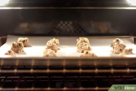 Приготовьте шоколадное печенье из покупного в магазине теста Шаг 5