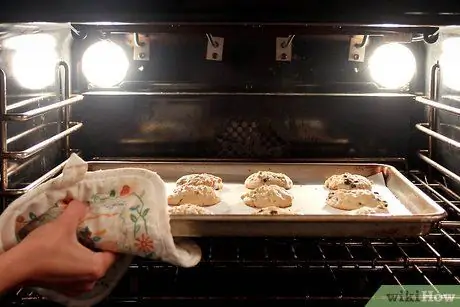 Приготовьте печенье с шоколадной крошкой из покупного в магазине теста Шаг 6