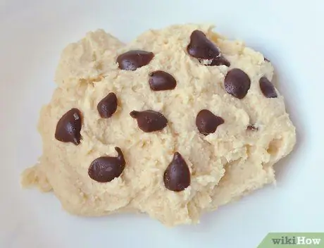 Сделайте съедобное тесто для печенья с шоколадной крошкой Шаг 4
