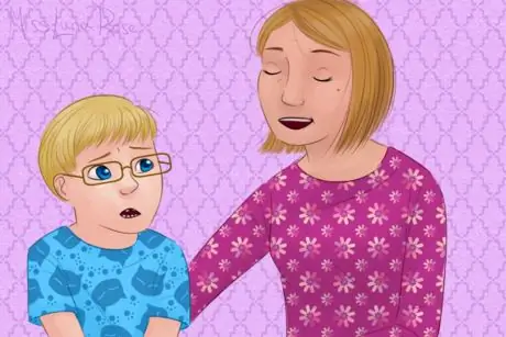 Женщина успокаивает неуверенного маленького мальчика