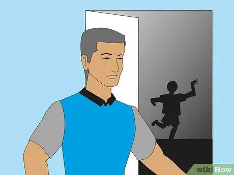 Реагируйте как родитель, когда ваш ребенок выходит из туалета Шаг 1