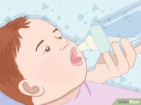 Кормление новорожденного из бутылочки Шаг 7